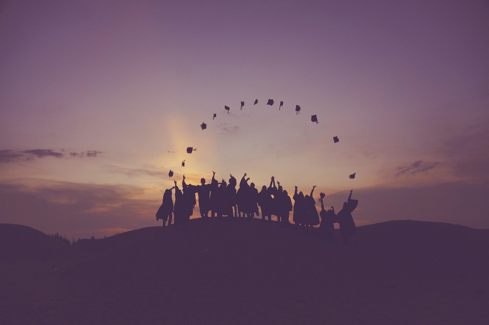 Studenti che festeggiano la loro laurea