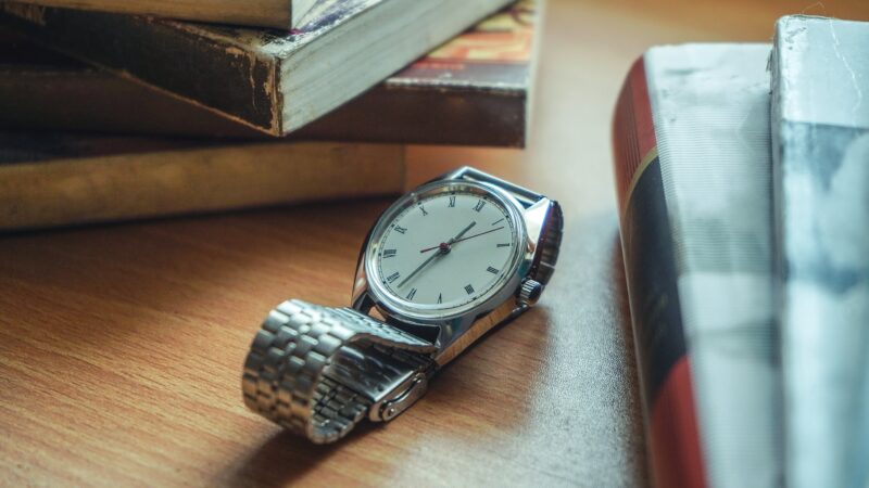 Orologio e libri