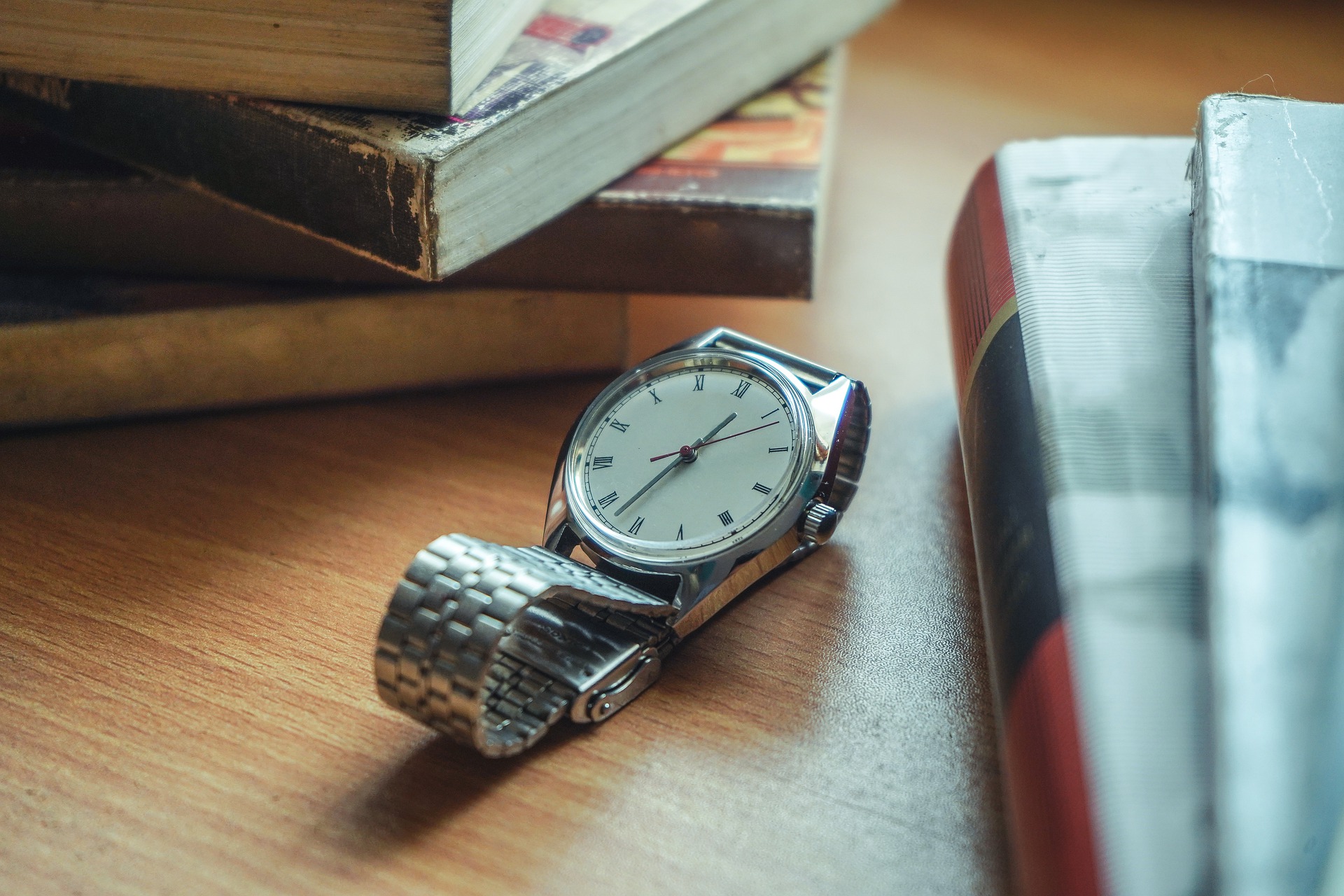 Orologio e libri